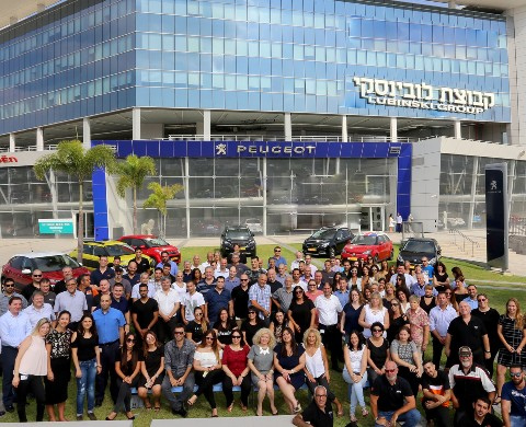 עובדי לובינסקי מול הבניין הראשי של הקבוצה